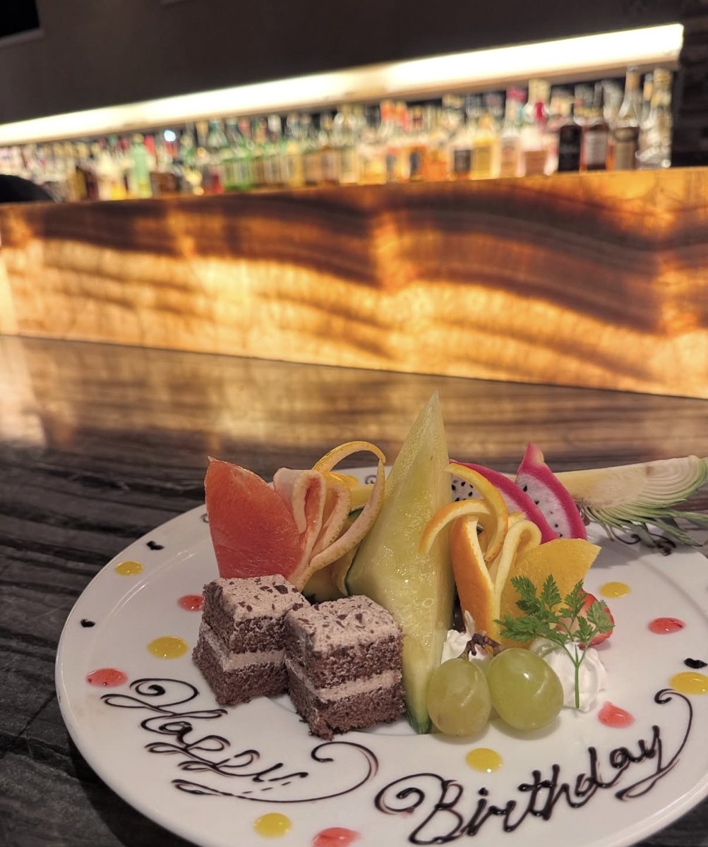 Happy Birthdayの文字を描いたデザートプレート。ケーキと飾り切りのフルーツ